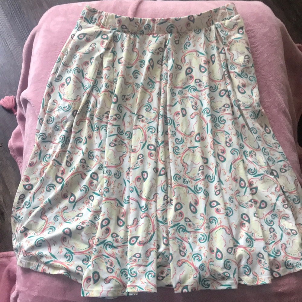 LulaRoe Madison Skirt size M- Cream background with  paisley print